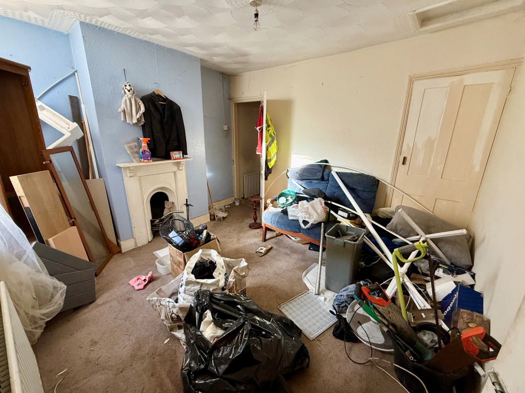 Lot: 162 - MID-TERRACE HOUSE FOR IMPROVEMENT - Bedroom two